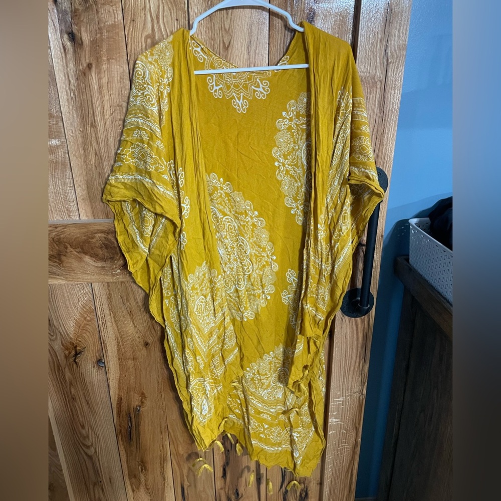 Maurice’s women’s yellow and white shawl one size good condition
